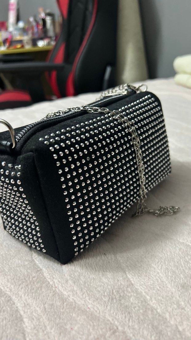 Zincir Detaylı Parlak Siyah Puantiyeli Çanta - Görsel 2