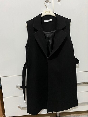 Kadriye Baştürk siyah blazer yelek