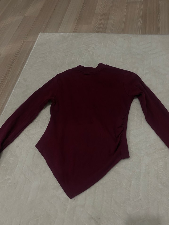 Bordo drapeli asimetrik bluz - Görsel 4