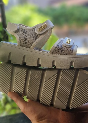 EN ÇOK TERCİH EDİLEN GUESS SANDALET