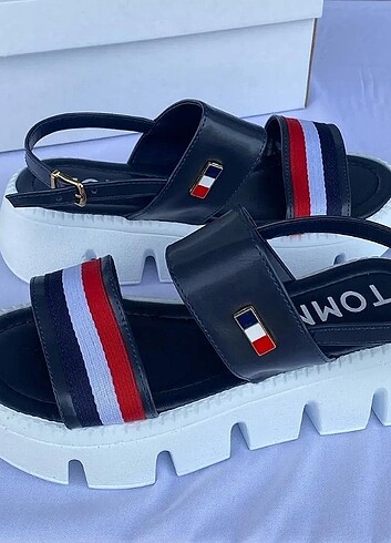 37 Beden EN ÇOK TERCİH EDİLEN TOMMY SANDALET ?