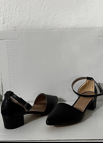 Zara Siyah tarz kesim topuklu ayakkabı