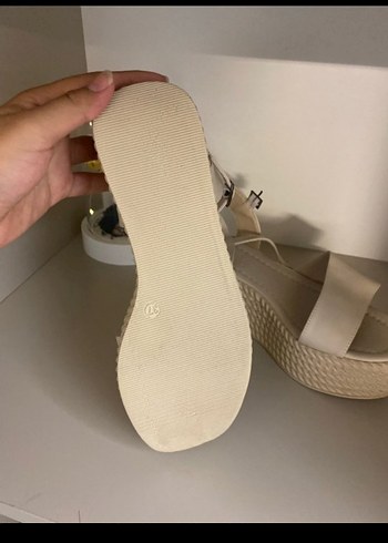 37 Beden Beyaz Dolgu Topuklu Kadın Sandalet
