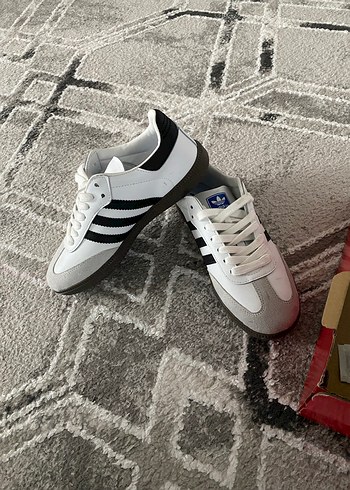 Adidas Beyaz Siyah Şeritli Kadın Spor Ayakkabı