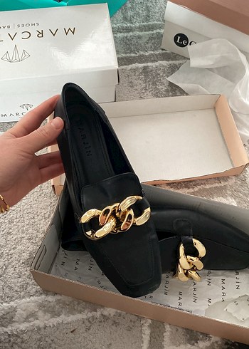 Marjin Zincir Detaylı Siyah Deri Kadın Loafer