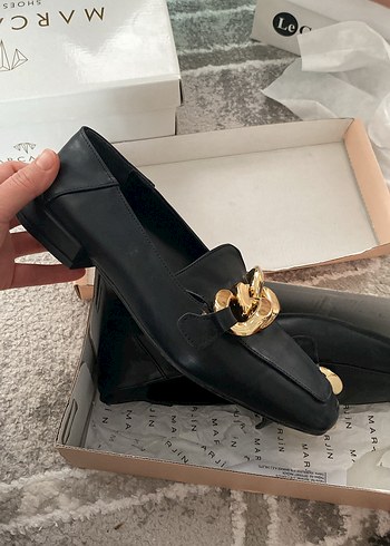 Zincir Detaylı Siyah Deri Kadın Loafer