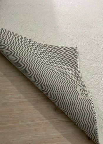 Beyaz Modern Peluş Halı 100*150 hala da az miktarda iz mevcuttur - Görsel 3