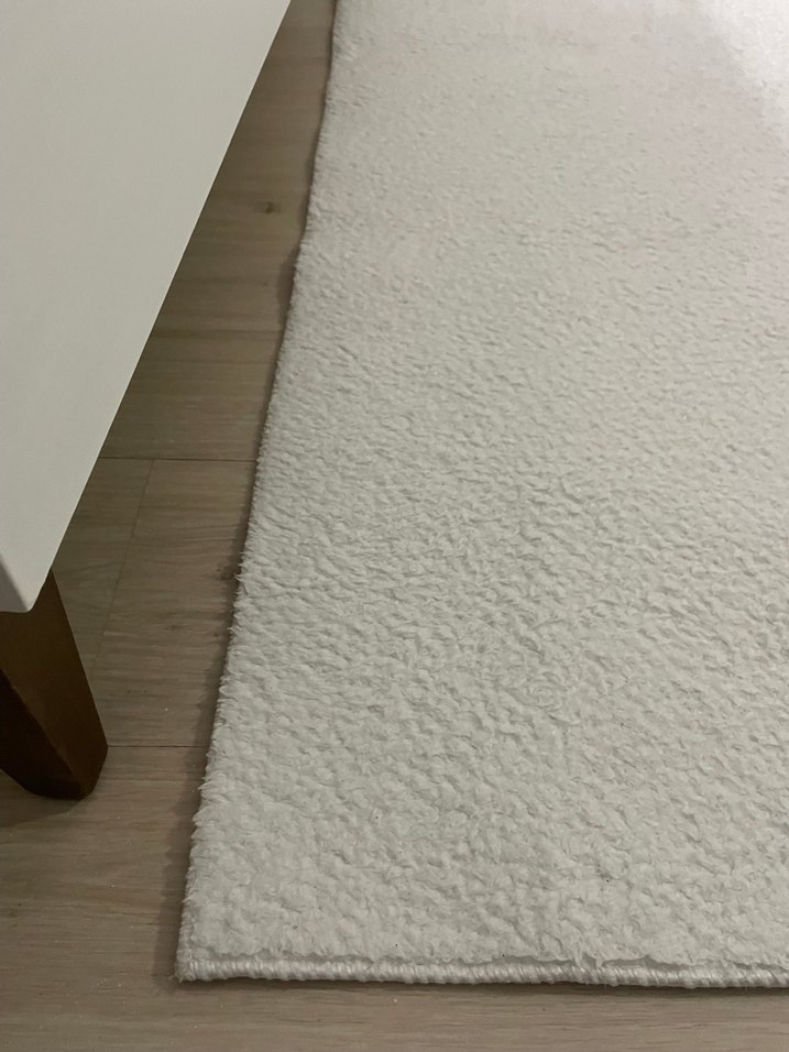 Beyaz Modern Peluş Halı 100*150 hala da az miktarda iz mevcuttur - Görsel 2