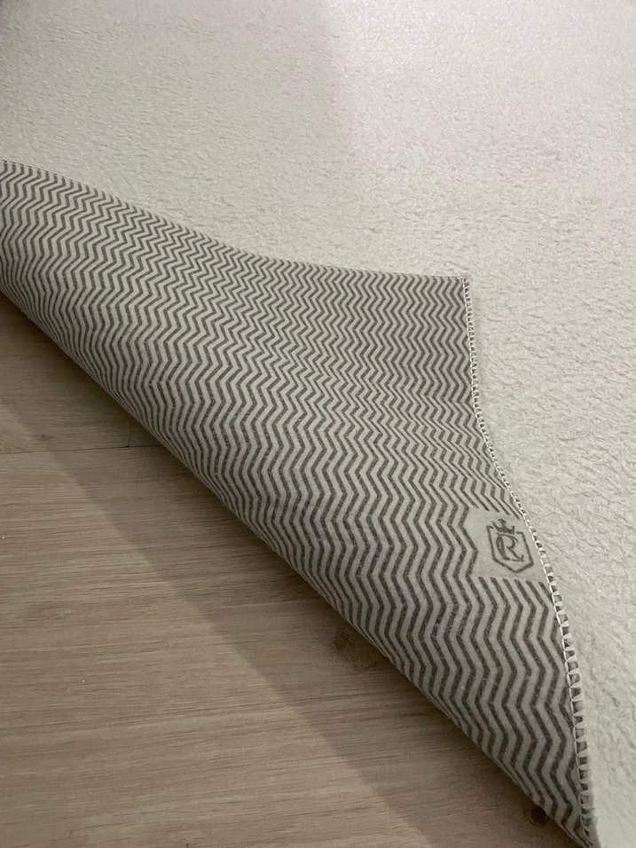 Beyaz Modern Peluş Halı 100*150 hala da az miktarda iz mevcuttur - Görsel 3