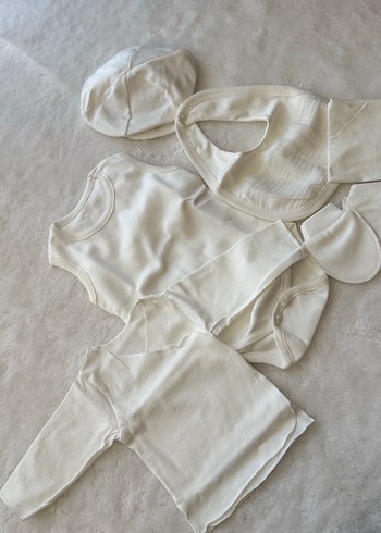 Beyaz Düğmeli Kısa Kollu Bebek Hastane Çıkışı - Görsel 4