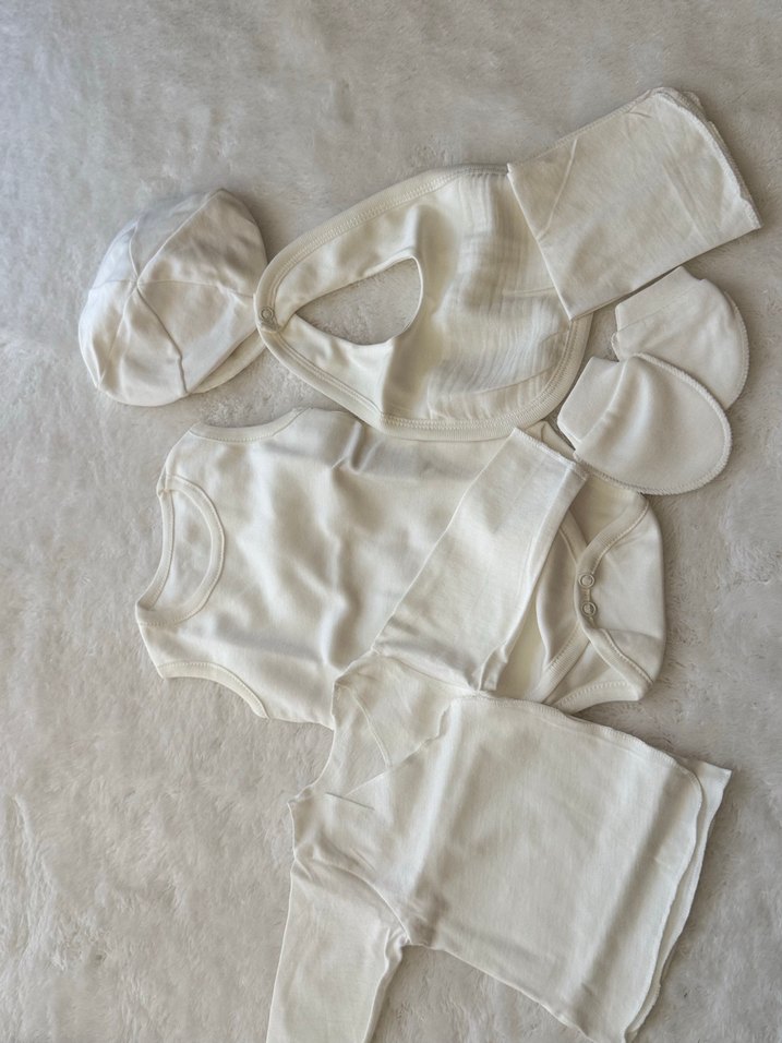 Beyaz Düğmeli Kısa Kollu Bebek Hastane Çıkışı - Görsel 3