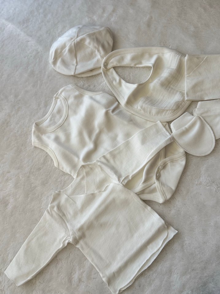 Beyaz Düğmeli Kısa Kollu Bebek Hastane Çıkışı - Görsel 4