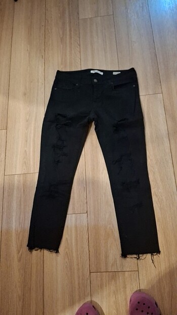 Mavi jeans yırtık kot