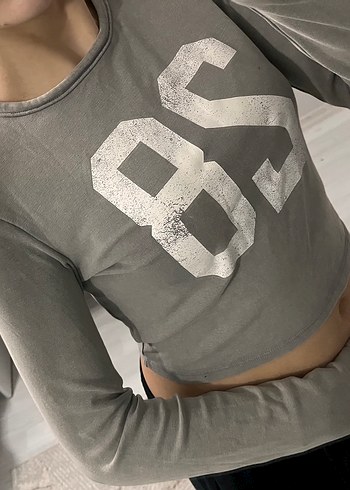 Gri Baskılı Uzun Kollu Crop Top - Görsel 3