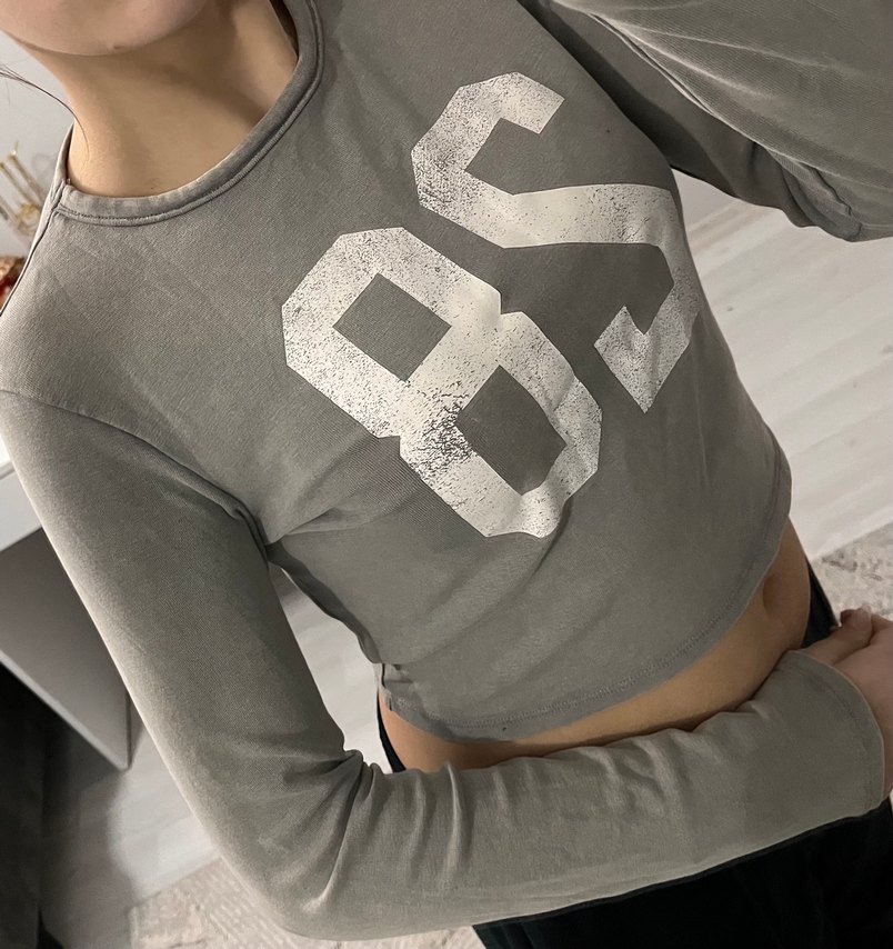 Gri Baskılı Uzun Kollu Crop Top - Görsel 3