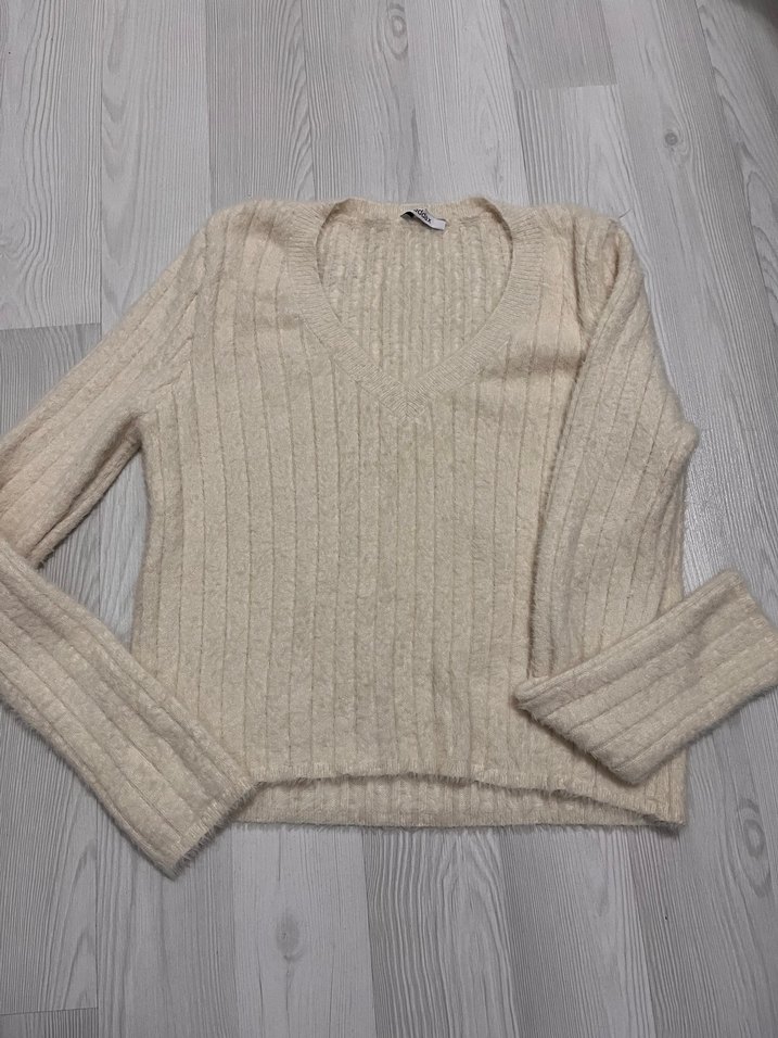 Bej V Yaka Triko Kadın Kazak - Görsel 3