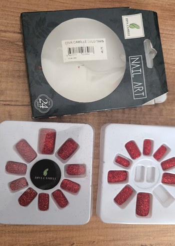 Kırmızı Parlak Tırnak Süslemeleri ve Yapıştırıcı - Görsel 3