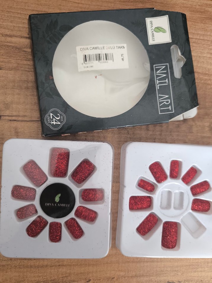 Kırmızı Parlak Tırnak Süslemeleri ve Yapıştırıcı - Görsel 3