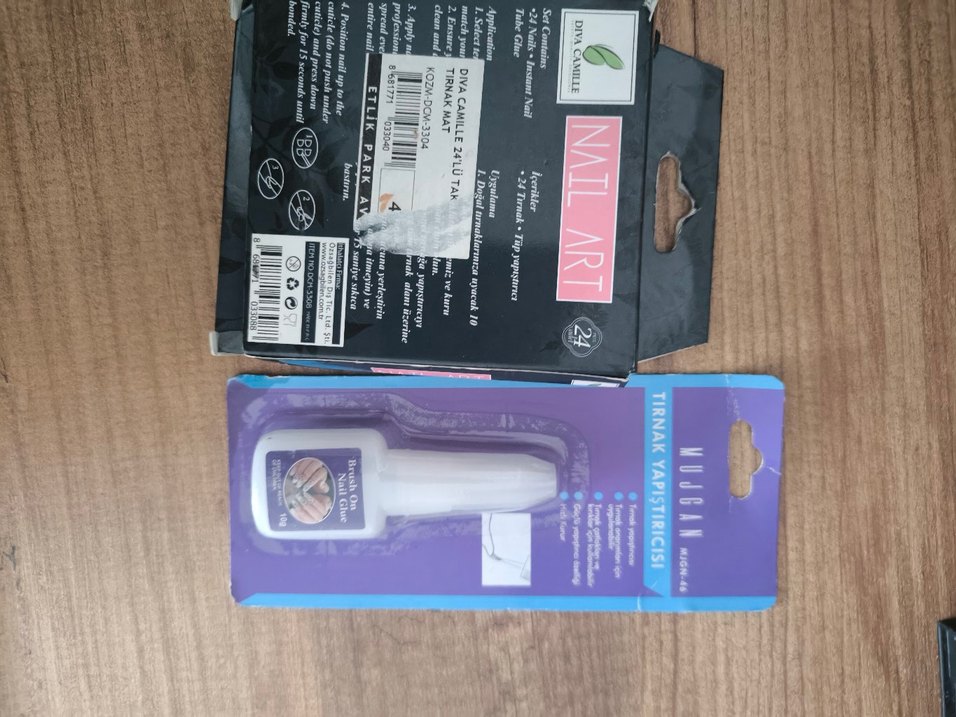 Kırmızı Parlak Tırnak Süslemeleri ve Yapıştırıcı - Görsel 4