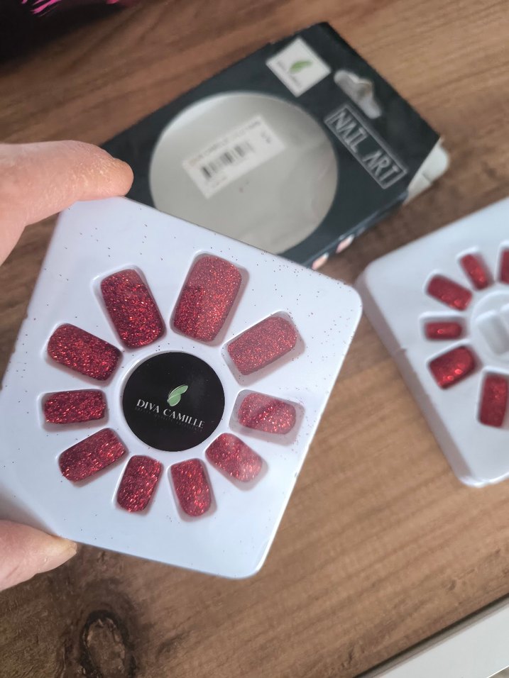 Kırmızı Parlak Tırnak Süslemeleri ve Yapıştırıcı - Görsel 2