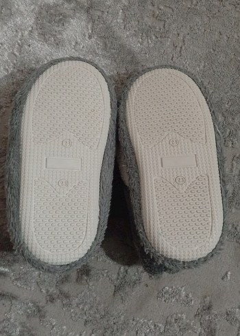 Gri Kürklü Nakışlı Kız Çocuk Ev Terliği - Görsel 3