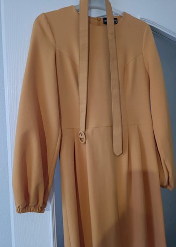 Uzun Sarı Kemerli Modern Klasik Elbise - Görsel 5