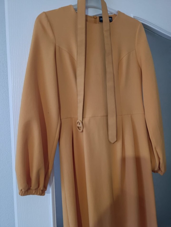 Uzun Sarı Kemerli Modern Klasik Elbise - Görsel 5