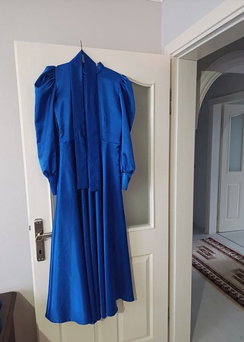 Uzun Mavi Saten Elbise, Yüksek Yaka, Salaş Kesim - Görsel 3