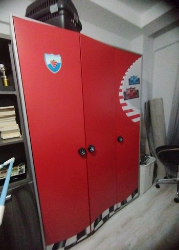 Çocuklar için kırmızı renkli dolap ve şifonyer ikisi bir 3.500