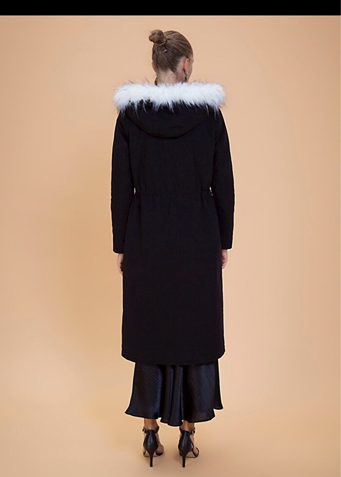 Selma Çilek Kapüşonlu Yakası Kürklü Siyah Parka - Görsel 2