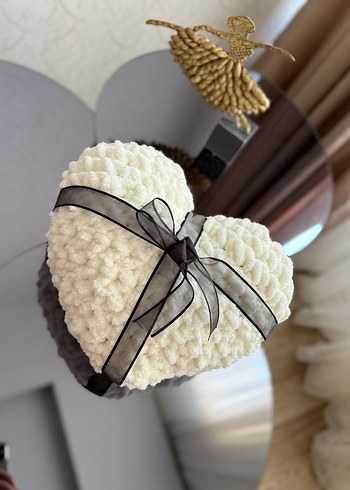 Beyaz Kalp Şeklinde Peluş Yastık - Görsel 2