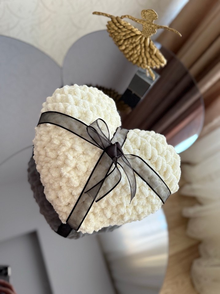 Beyaz Kalp Şeklinde Peluş Yastık - Görsel 2