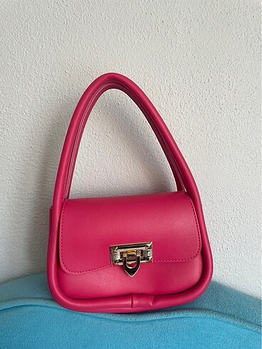 Pembe çanta