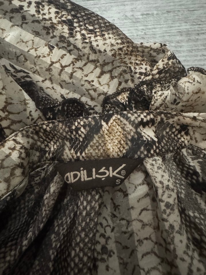 Kahverengi Yılan Desenli Fırfırlı Bluz - Görsel 2