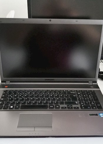 Samsung i7 işlemcili 17 inç ekranlı laptop - Görsel 10