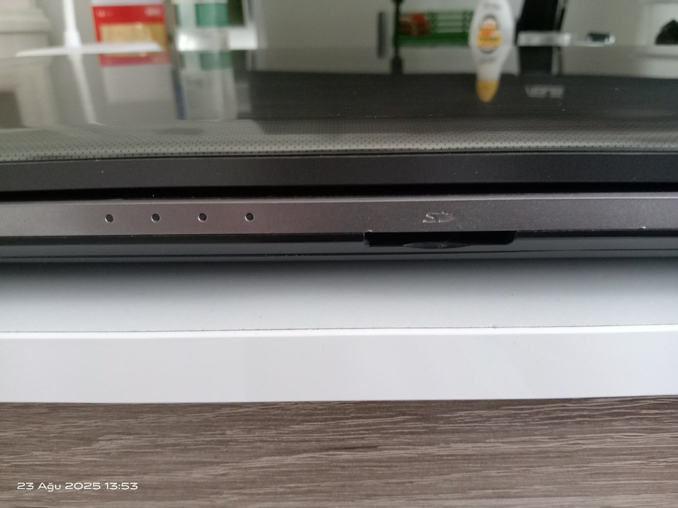 Samsung i7 işlemcili 17 inç ekranlı laptop - Görsel 5