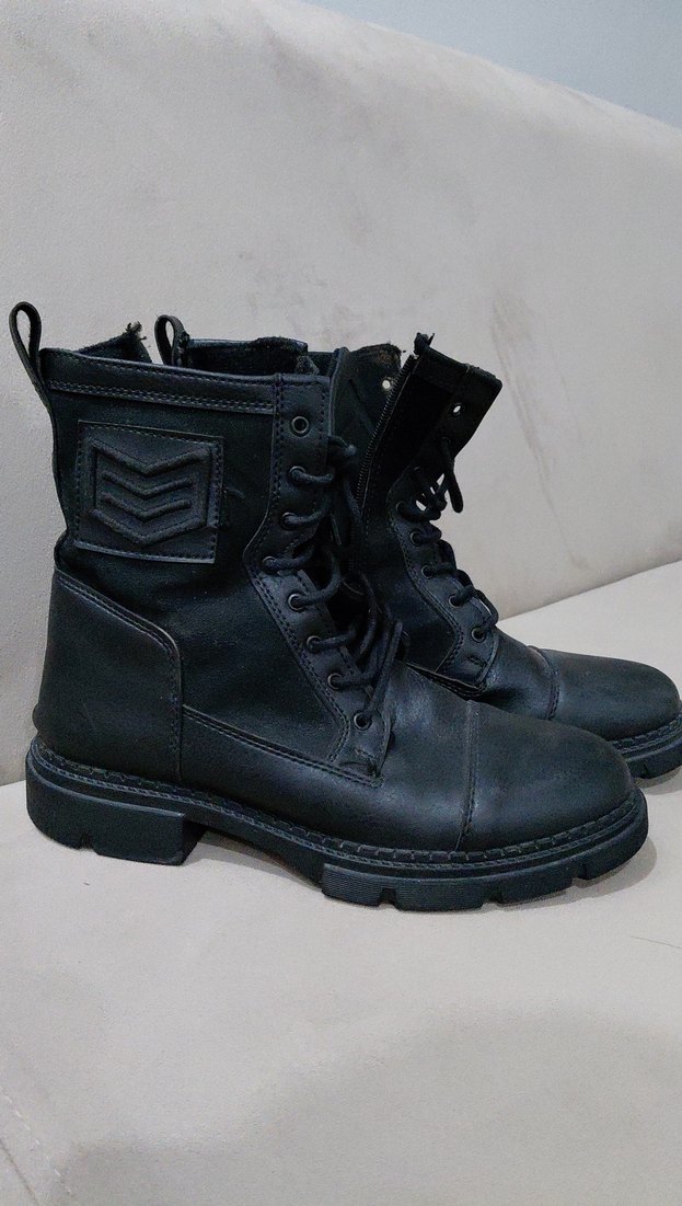 Kilitli Siyah Deri Punk Tarzı bot - Görsel 2