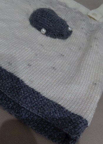 Gri Detaylı Beyaz Bebek Önlüğü - Görsel 5