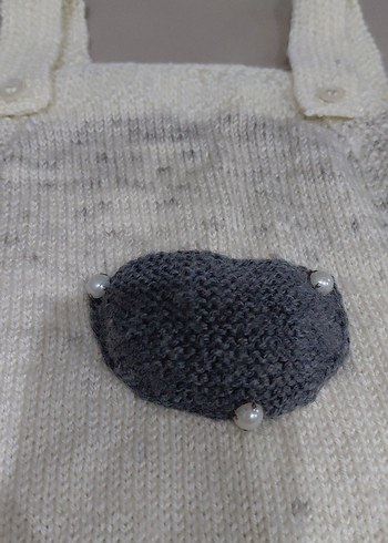 Gri Detaylı Beyaz Bebek Önlüğü - Görsel 2