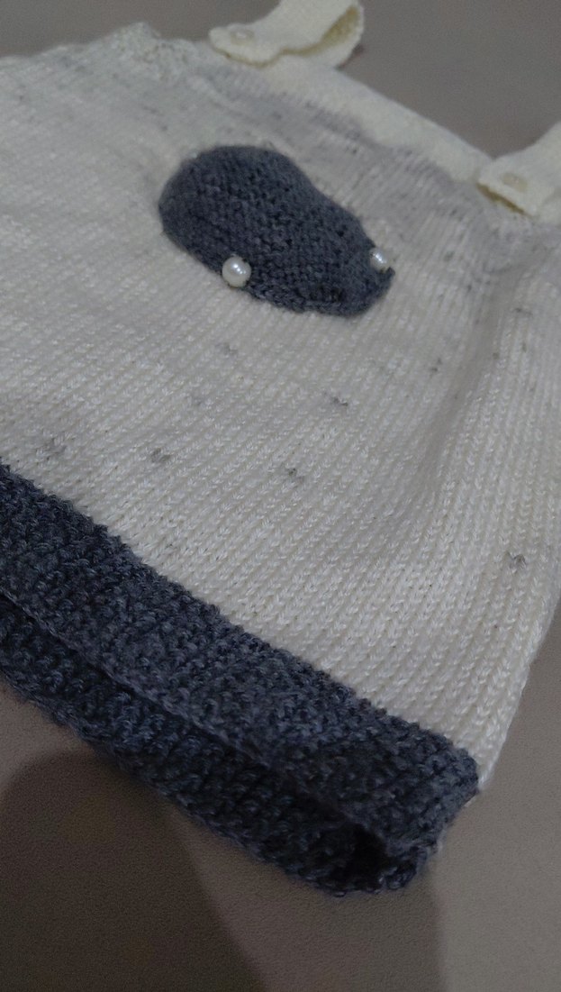 Gri Detaylı Beyaz Bebek Önlüğü - Görsel 5