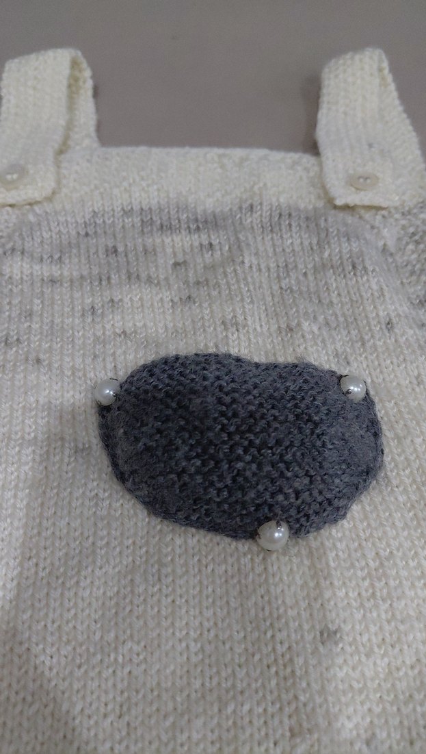 Gri Detaylı Beyaz Bebek Önlüğü - Görsel 2