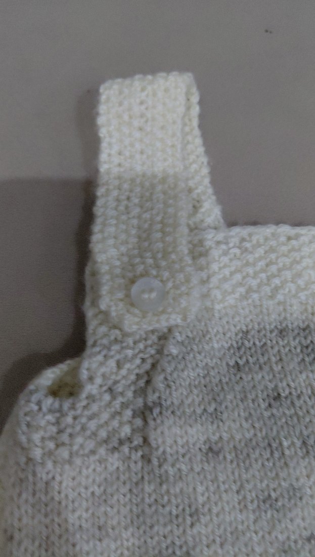 Gri Detaylı Beyaz Bebek Önlüğü - Görsel 3