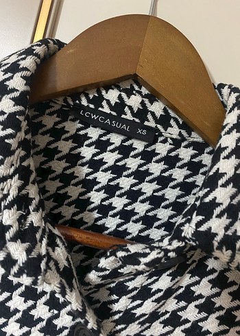 Düğmeli Siyah Beyaz Kazayağı Desenli Kadın Gömlek - Görsel 3