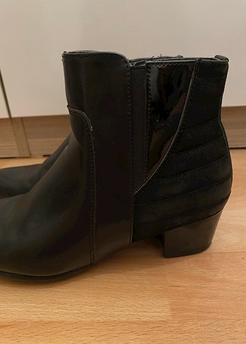 Siyah Deri Tokalı Kadın Bot - Görsel 2