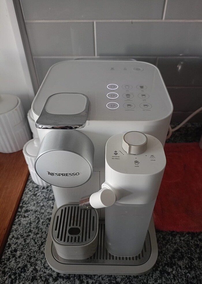 Acil satılık Nespresso Kahve Makinesi - Görsel 3