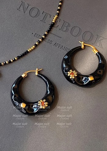 Kahverengi Mini Yılan Desenli Boncuklu Küpeler - Görsel 3