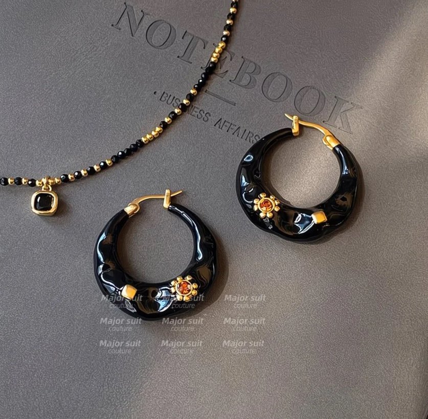 Kahverengi Mini Yılan Desenli Boncuklu Küpeler - Görsel 3