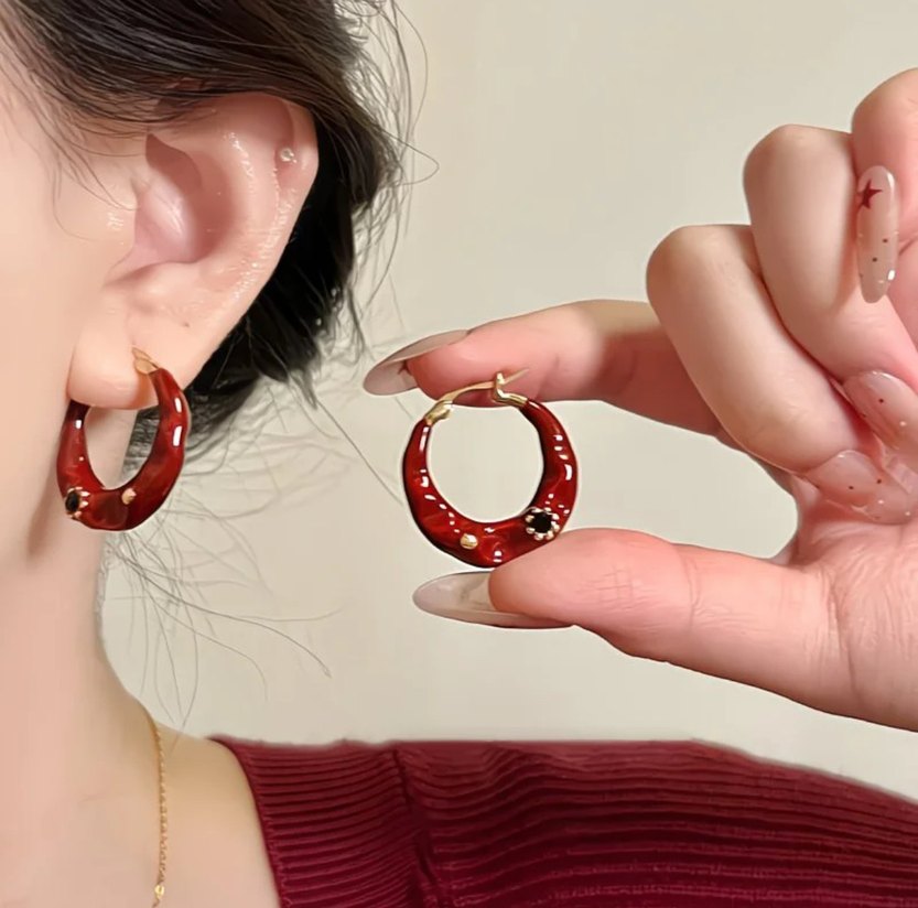 Kahverengi Mini Yılan Desenli Boncuklu Küpeler - Görsel 5