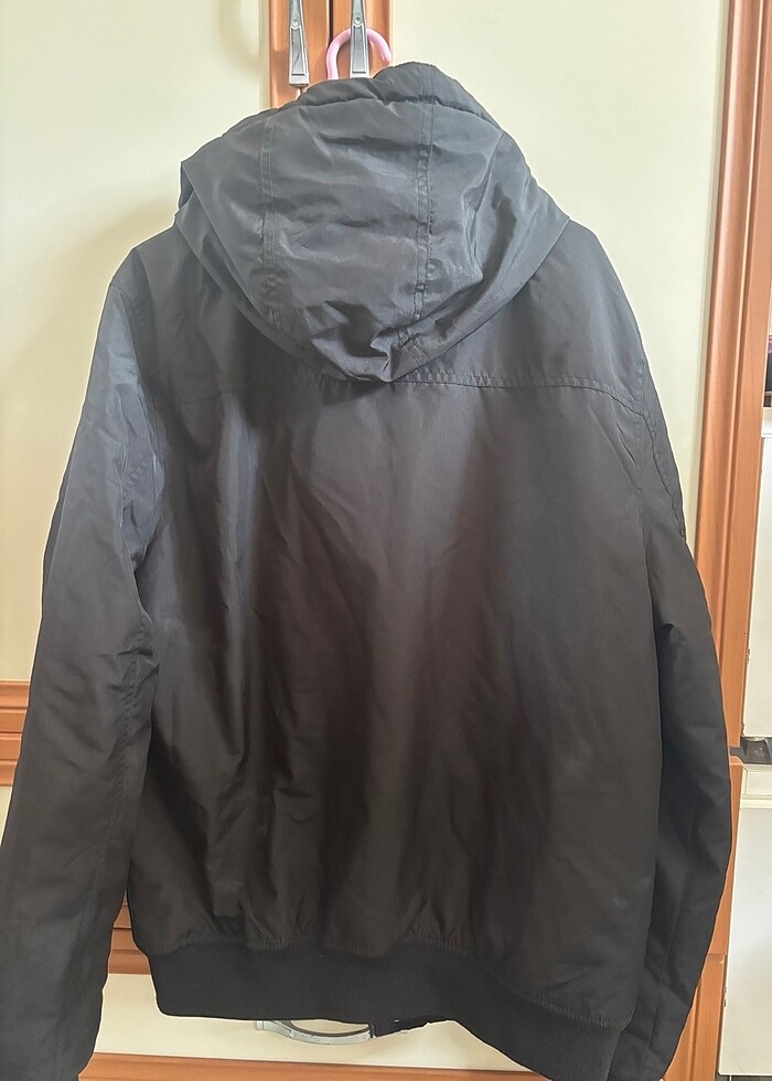 Siyah şişme mont - Görsel 2