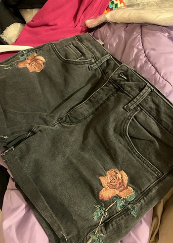 Nakışlı Gri Midi Kot Şort - Görsel 3